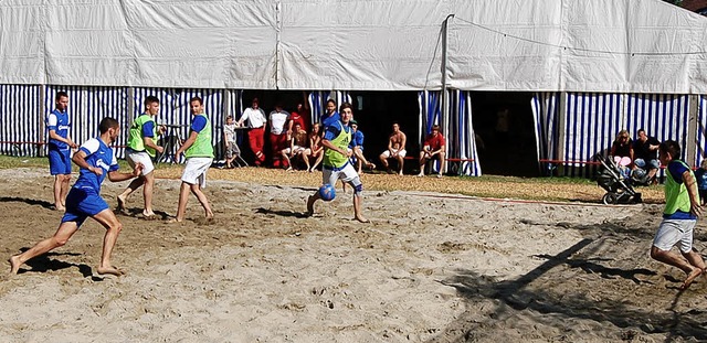Beim Beach-Soccer wird Fuball auf San...e den Teilnehmern offensichtlich Spa.  | Foto: Christian Ringwald