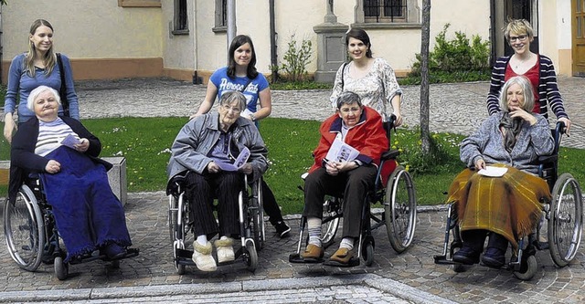 Die jungen Bankerinnen  beim Einsatz im Hfinger Seniorenheim.   | Foto: PRIVAT