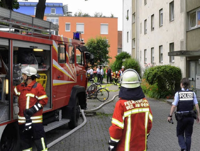 Notarzt, Sanitter und die Feuerwehr r...aus deren vllig verqualmter Wohnung.   | Foto: SENF