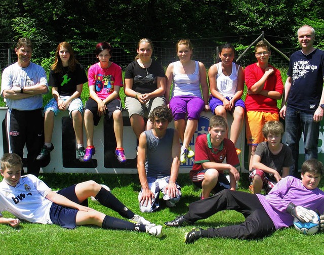 Gruppenbild mit Damen: Das KIM-Fuball...und Lehrer Friedrich Renkert (rechts).  | Foto: Jutta Schtz