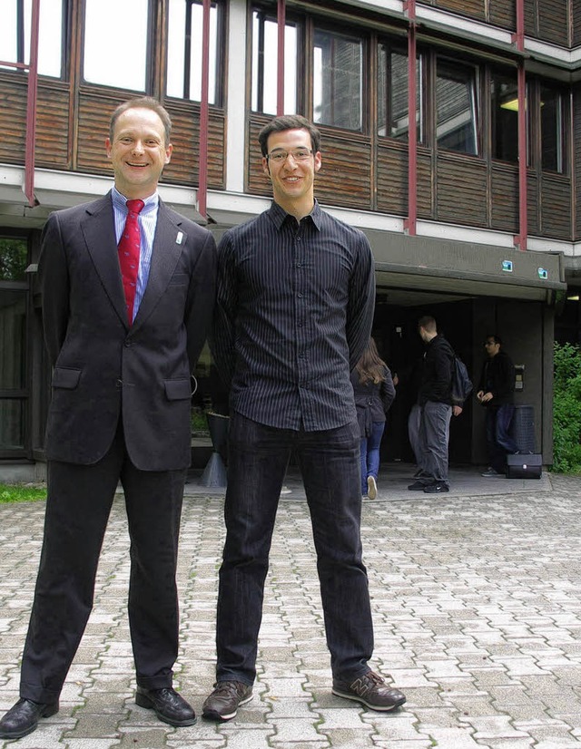 Markus Vogel (rechts) mit dem Schuldek...chtzki vor der Hochschule Furtwangen   | Foto: privat