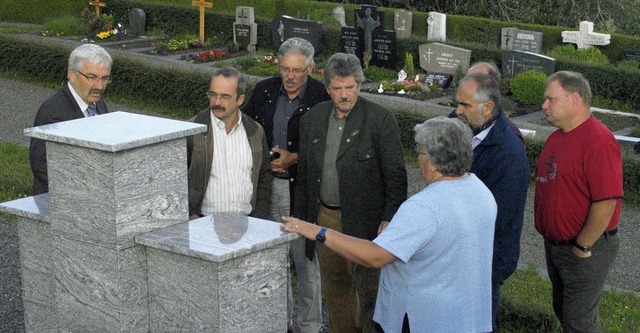 Auf dem Friedhof in Hierbach sah sich ...erat die neu angelegten Urnenstelen an  | Foto: Karin Stckl-Steinebrunner