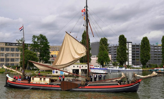 Das historische Segelschiff &#8222;Helena&#8220; luft in den Basler Hafen ein.   | Foto: Michael Reich