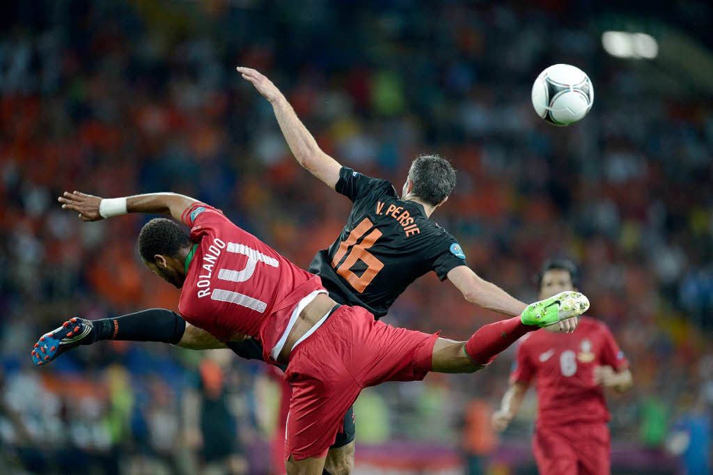 Zweifache Waage:   Robin van Persie (rechts) und Rolando im Vorrundenspiel Holland – Portugal: