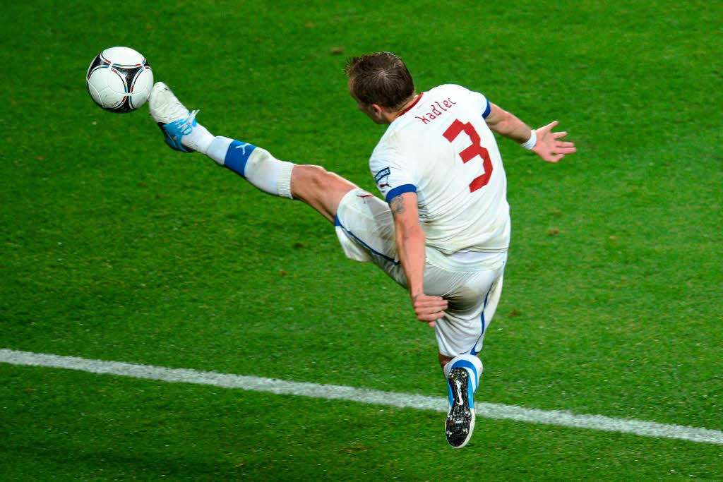 Hoch das Bein: Tschechiens  Michal Kadlec controls the ball during the Euro 2012 football match Russia vs. Czech Republic, on