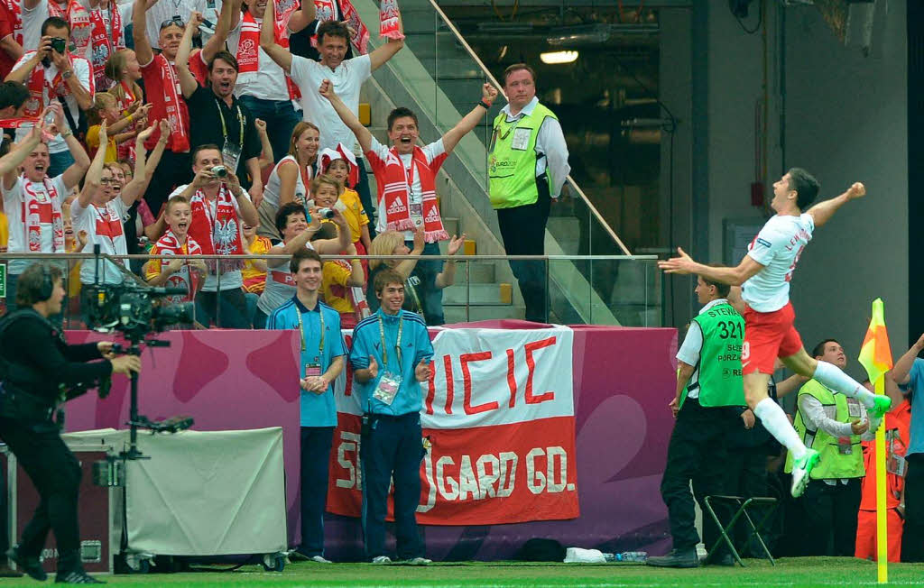 Premiere: Polens Robert Lewandowski feiert den ersten Treffer des Turniers mit seinen Landsleuten.