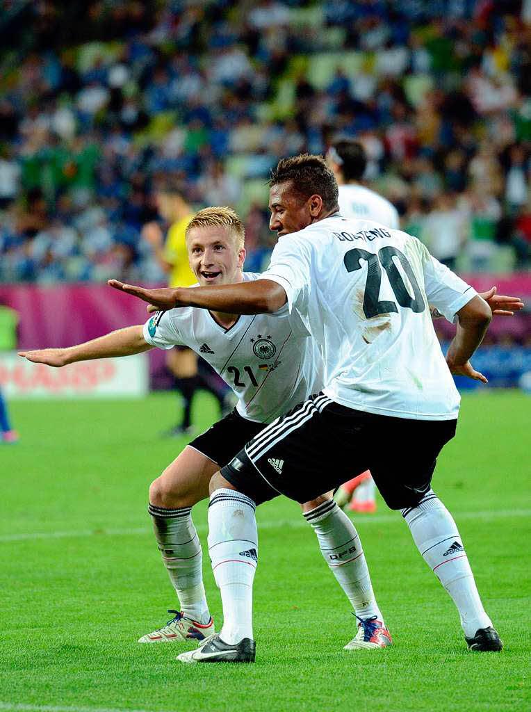 Trockensurfen: Marco Reus (links) und Jerome Boateng feiern das 4-1 gegen Griechenland.