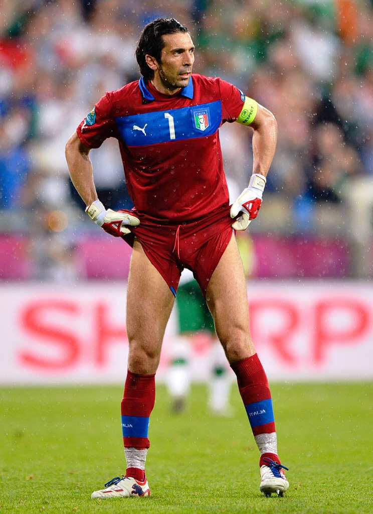 Hot Pants: Italiens Torwart Gianluigi Buffon im Spiel gegen Irland