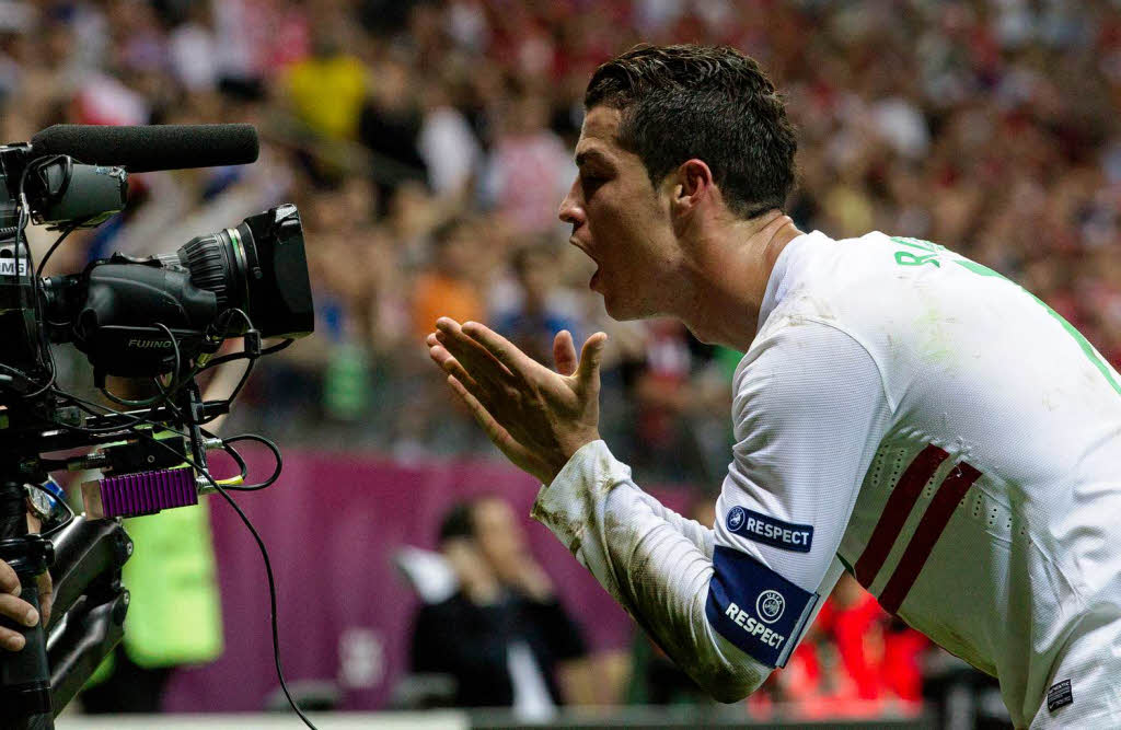 Kameramann: Portugals CristianoRonaldo feiert sein 1-0 gegen die Tschechen.