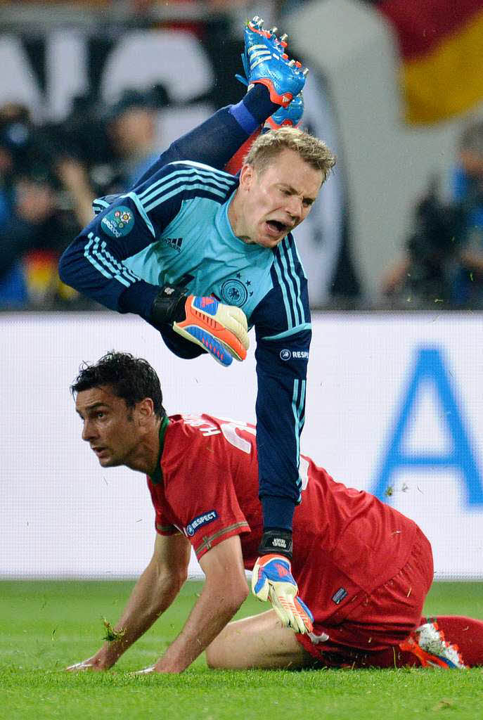Flugeinlage: Manuel Neuer hebt ab, nachdem ihn Portugals Helder Postiga gefoult hat.
