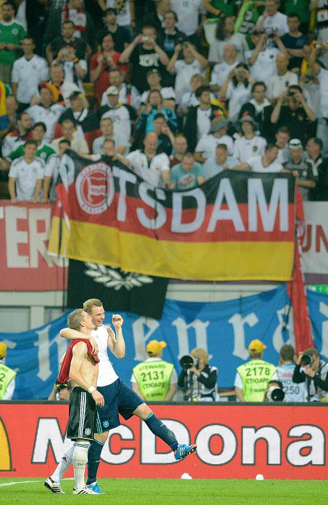 Ausfallschritt: Manuel Neuer (rechts) und Bastian Schweinsteiger feiern den Sieg gegen Portugal.