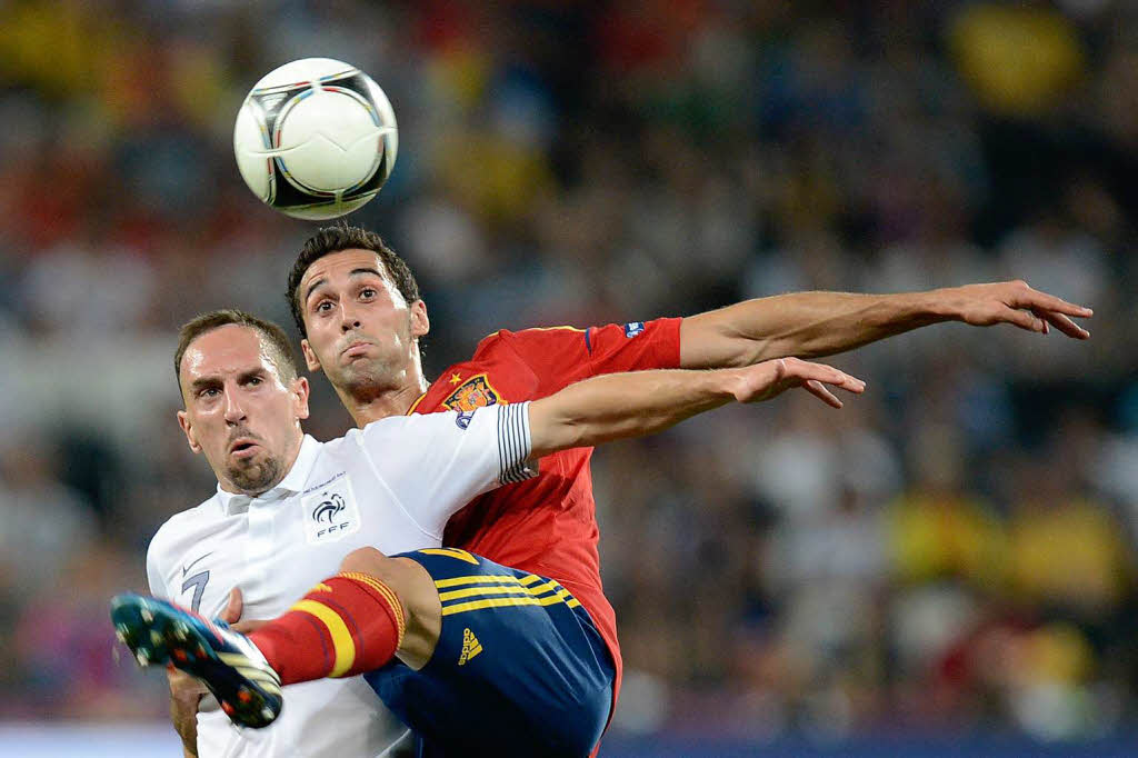 Hypnotisch: Alvaro Arbeloa rechts und Franck Ribery  halten Blickkontakt mit dem Ball.