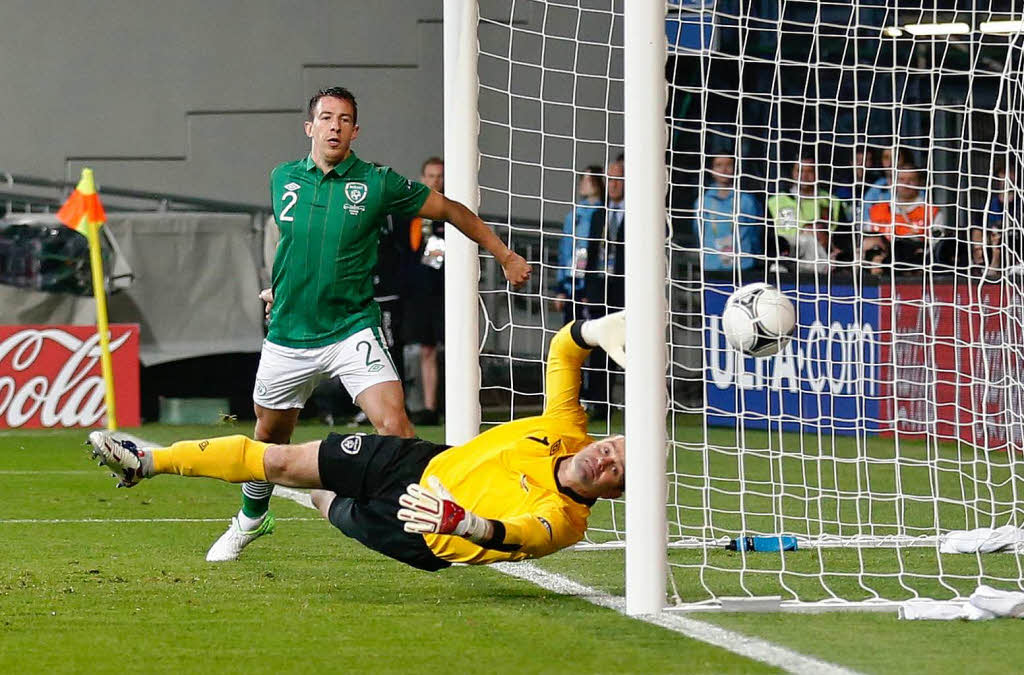 Pechvogel: Irlands Torwart Shay Given bekommt im Spiel gegen Kroatien einen Abpraller vom Pfosten direkt an den Kopf – der Ball geht ins Tor.
