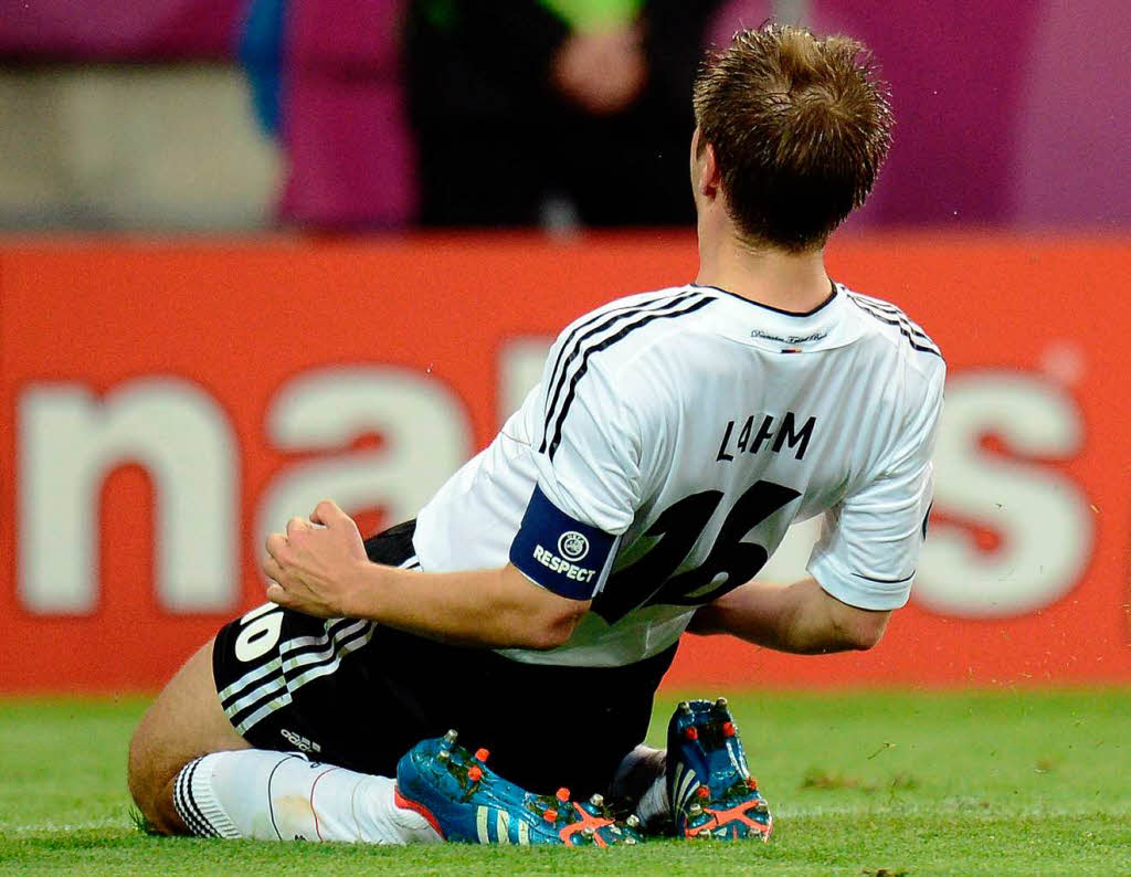 Auf die Knie: Deutschlands Philipp Lahm bejubelt seinen Treffer zum 1:0.