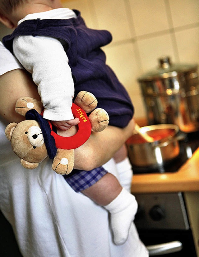 Eine Mutter kocht mit Kleinkind auf de...ieht die junge Mutter lieber im Bro.   | Foto: dpa