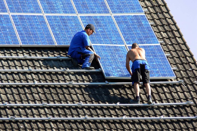 Schnell aufs Dach mit den Solarmodulen, ehe die Frderung ausluft.  | Foto: Marina Lohrbach (fotolia)
