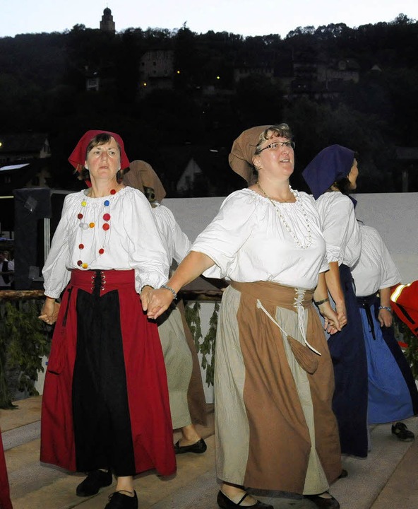 Die Gruppe Springkraut zeigt mittelalterliche Tänze.   | Foto: BZ