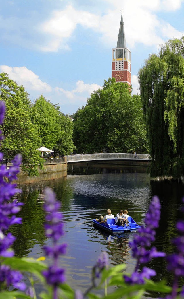 Das andere Pforzheim: mit dem Tretboot...er der Enz, die Stadtkirche im Blick.   | Foto: WSP/Gnther Meyer, Verena Pichler