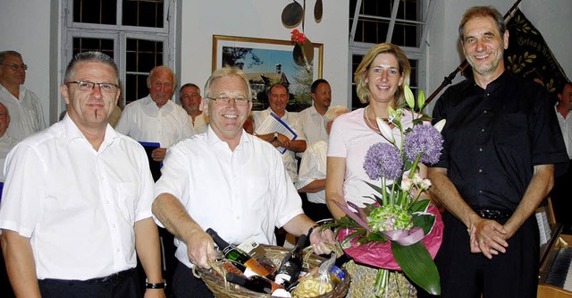 Klaus Schpperle (rechts) wurde bei de... Vize Albert Weber und Ira Schpperle.  | Foto: Roland Vitt