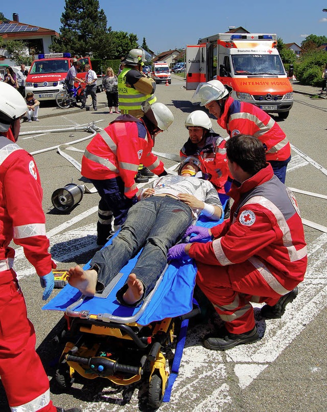 Das Zusammenspiel zwischen  Rettungskr...s einem  Unfallauto befreiten Person.   | Foto: Vollmar