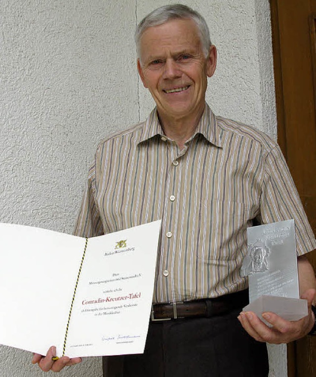 Manfred Bohrmann, Vorsitzender des Mn...nstadt, mit der Conrad-Kreutzer-Tafel   | Foto: Dorothee Philipp