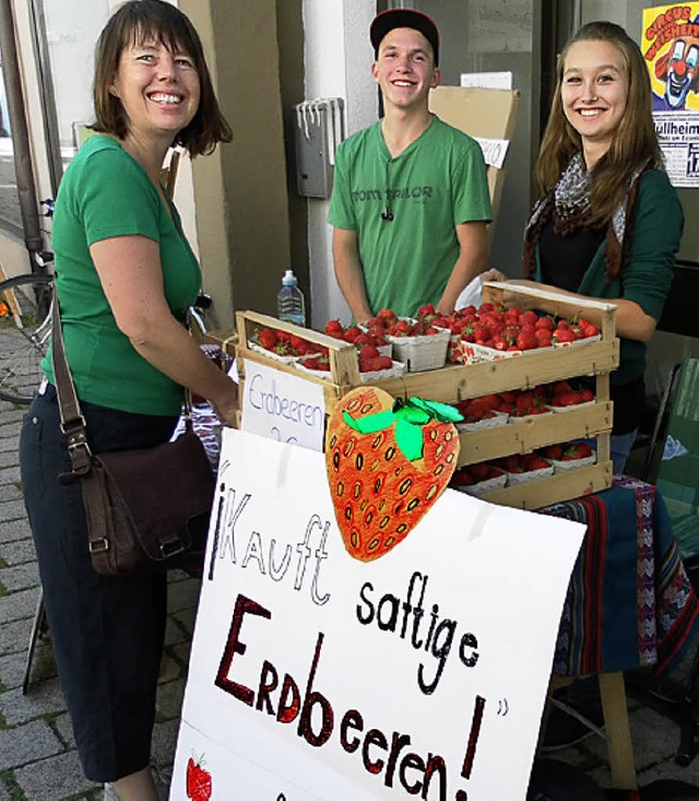 Die Schler  Jessica Ingenhoven und  Jan Flo beim Erdbeerverkauf in Mllheim   | Foto: Jrg Beckert