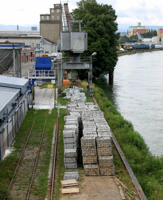 Holzkisten, in die Granitsteine verpac...eiler Rheinhafen ermglicht zu haben.   | Foto: Frey