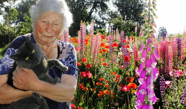 Gertrud Vogelbachers liebt ihren Blumengarten und ihre Katze.  | Foto: Cornelia Liebwein