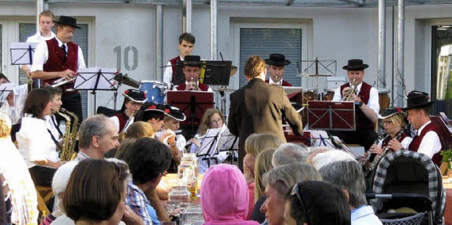 Stimmungsvolles Dorfbrunnenkonzert des...apelle Stegen: Hocken, hren, genieen  | Foto: monika rombach