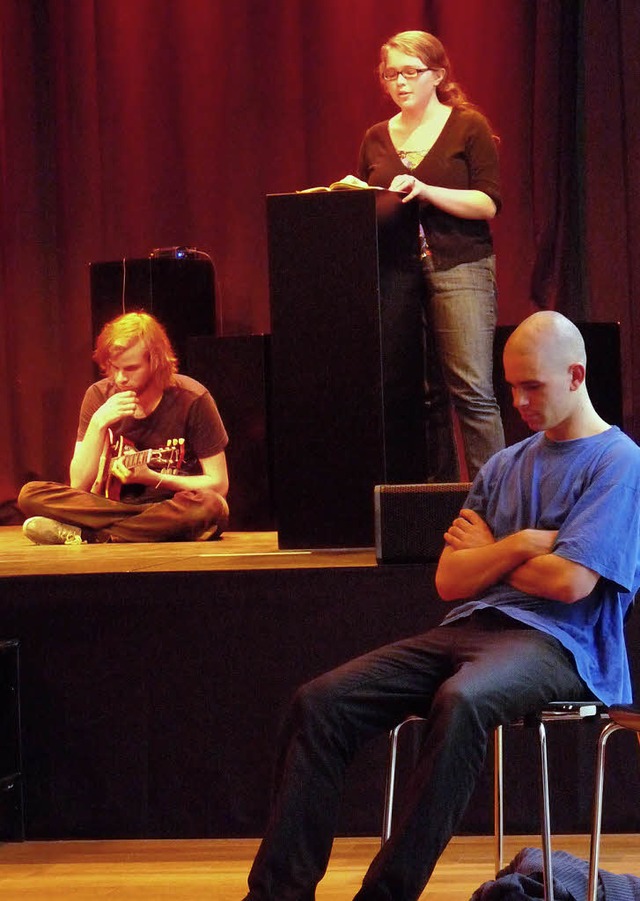 Musik und Bewegung zu den Gedichten vo...helby DeWeese (auf dem Podium rechts).  | Foto: Claudia Gabler 