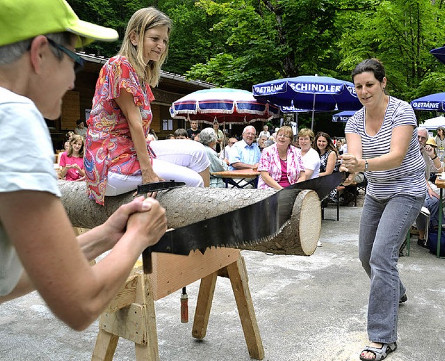 Kirche feiert: Beim Wettsgen suchte auch ein Damen-Team  die Herausforderung.  | Foto: Berger