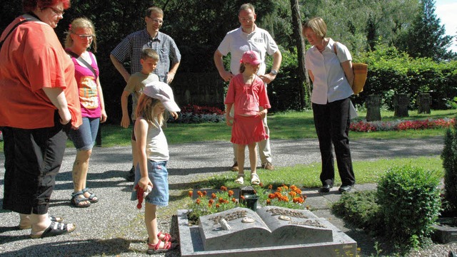 Pfarrerin Regine Klusmann zeigte Kinde...n zwei bis zehn Jahren  den Friedhof.   | Foto: MARTINA PROPRENTER