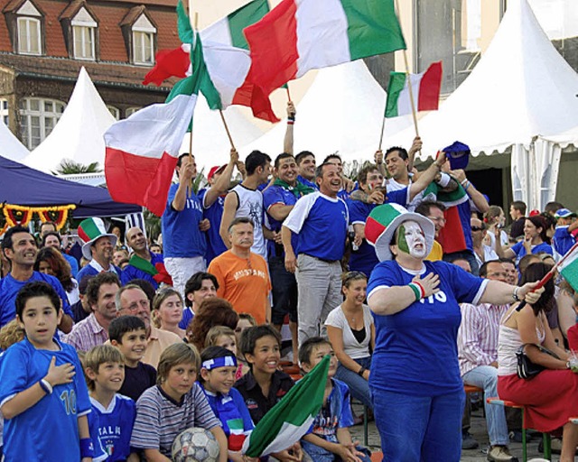 Die italienischen &#8222;Tifosi&#8220;...chwenken &#8211; wie bei der WM 2006.   | Foto: Seller