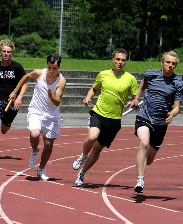 Die  Sprintstaffel des Georg-Bchner-G...Lehnhart  deutlich vor Bastian Janke.   | Foto: Schn