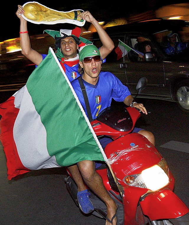 Ausgelassen feierten italienische Fans  den Weltmeistertitel 2006.    | Foto: DPa