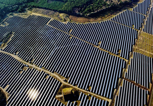 Blick von oben auf das Solarstromkraft...und II im brandenburgischen Finowfurt   | Foto: dpa