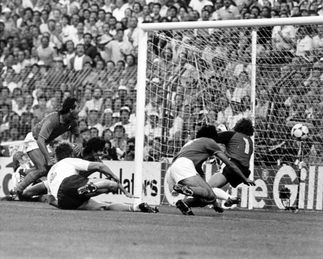 Im Finale der WM 1982 waren die Deutsc...ni Schumacher blieb nur das Nachsehen.  | Foto: dpa
