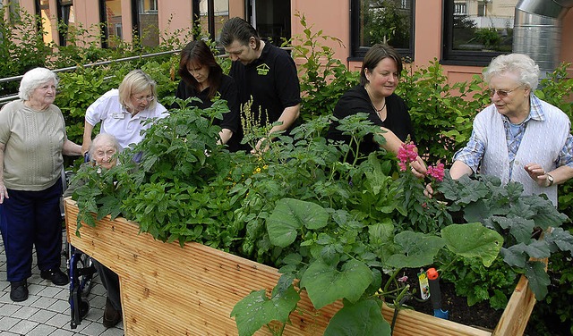 Ein Hochbeet als Spende (von rechts): ...th, Dora Oertel und Heimbewohnerinnen.  | Foto: R. Vitt