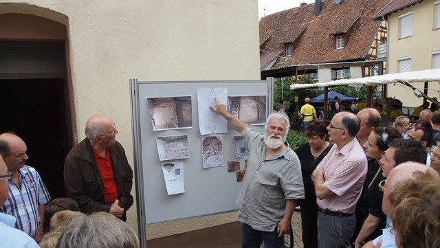 Bauforscher Burghard Lohrum erklrt be...eheimnisse des Forchheimer Kirchturms.  | Foto: Michael Haberer