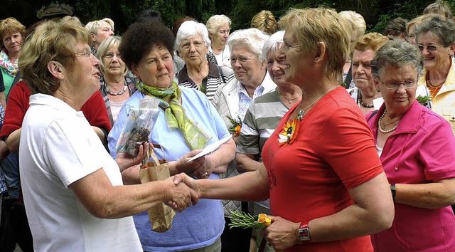 Marlies Wollschlger  vom  Bezirksvors...Mutter (links) und Helga Reichenbach.   | Foto: Ute Aschendorf