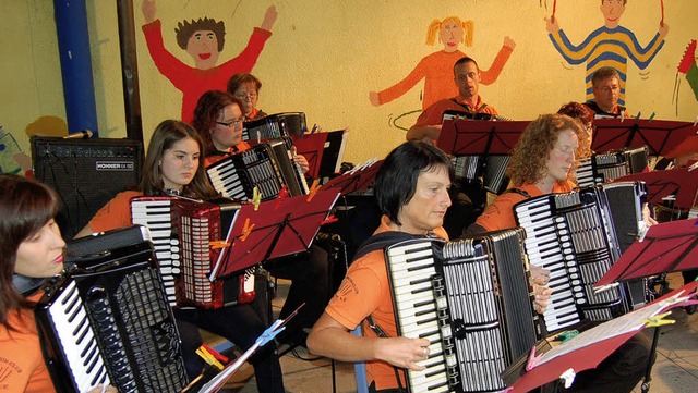 In der Pausenhalle zeigten die Musiker...seitig und mitreiend ihre Musik ist.   | Foto: Christian Ringwald