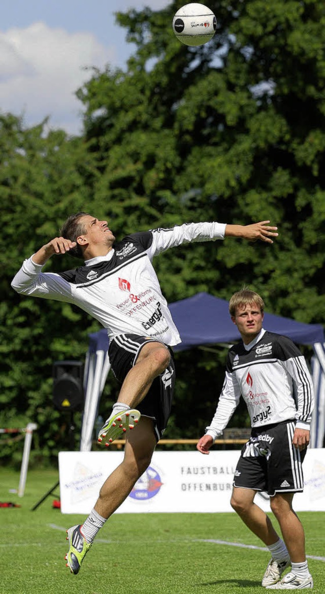 Michael Haas (OFG, links) beim Sprung,  Thomas Huler guckt beeindruckt zu.   | Foto:  Alexandra Buss