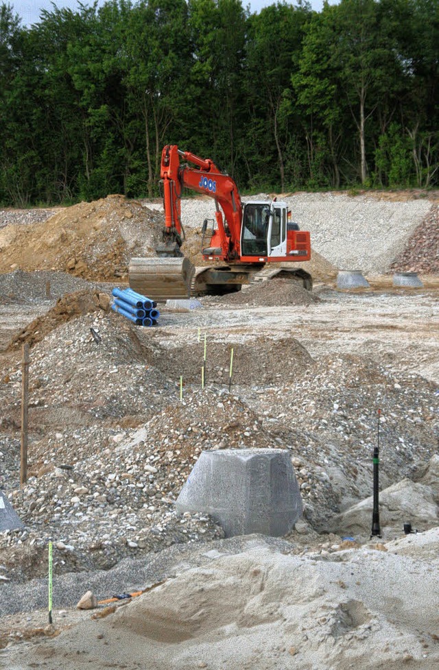 Viel zu schaufeln hatten die Bagger in...insel. Hier entstehen zehn Baufenster.  | Foto: Silvia faller