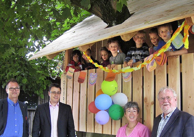 Kindergartenkinder und (von links) Kla...ing bei der Einweihung des Baumhauses.  | Foto: Miriam Dippe