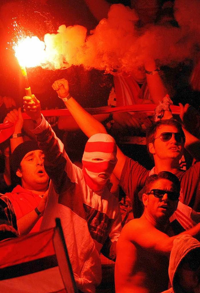 Fortuna-Fans brennen Bengalos im Stadion ab.  | Foto: dpa