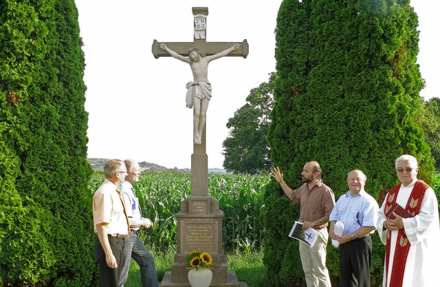 Das Laubkreuz wurde neu gesegnet (von ...ner und Ortsvorsteher  Michael Jckle   | Foto: f. leonhardt