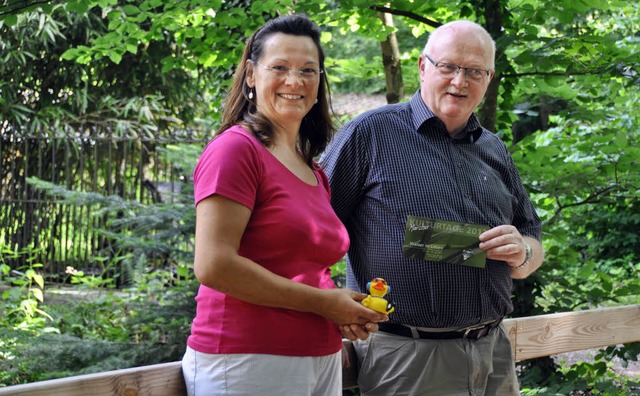 VHS Leiterin Agnes Wrne und Brgermei...iner Bchleregatta fr Kinder starten.  | Foto: jacqueline Grundig