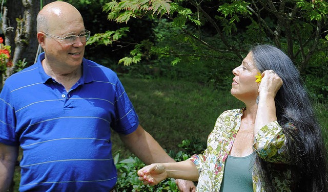 Ron und Maly Levy im Garten von Rons  Vater Rudolf Levy in Sulzburg.  | Foto: Beatrice Ehrlich