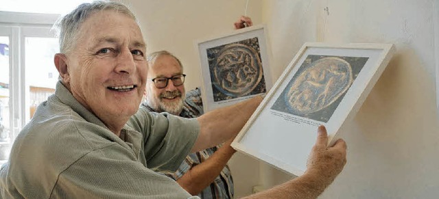 Endspurt im Museums-Foyer: Gnther Lan... Gerd Albrecht hngen Mnz-Fotos auf.   | Foto: Drescher