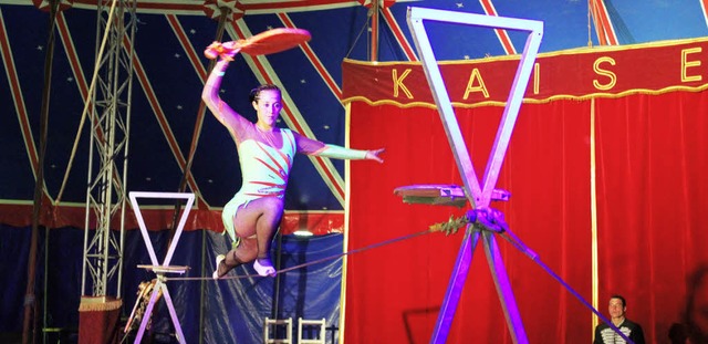 Die Spezialitt beim Circus Kaiser, de...alanceakt wie hier auf dem Drahtseil.   | Foto: Anja Bertsch